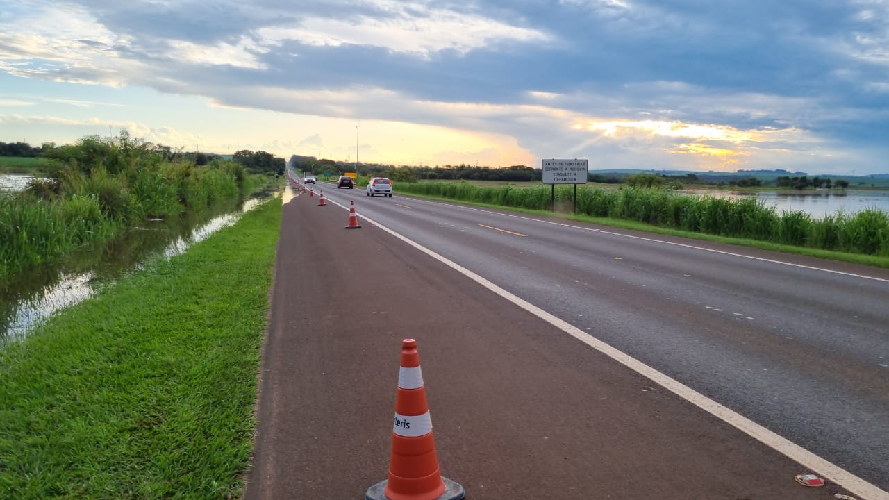 Foto 9 de 10 — URGENTE: SP-255 é interditada entre Araraquara e Boa Esperança do Sul